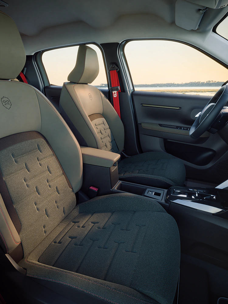 Front interior view Citroën C3 Outdoor shows Advanced Comfort seats, spacious compact SUV cabin for family journeys