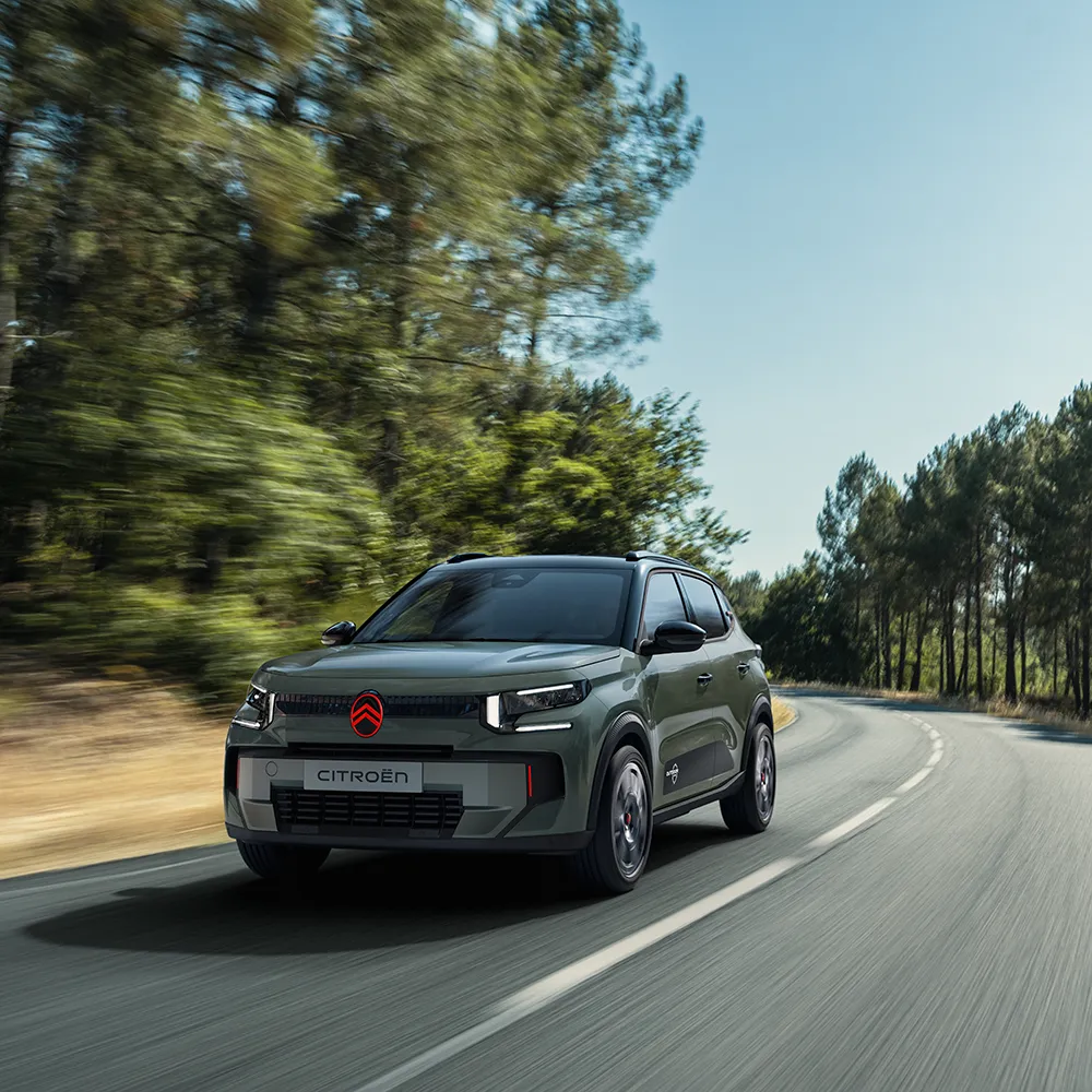 Front three-quarter view Citroën C3 Outdoor with LED signature shows Citroën Advanced Comfort on scenic drive