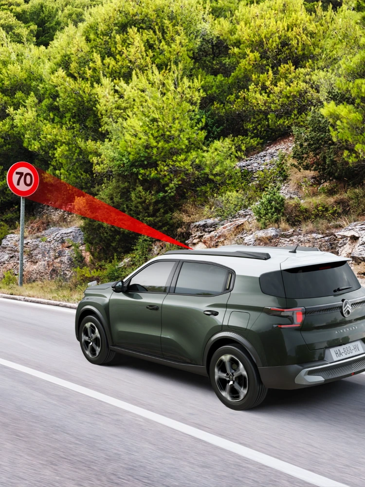 Citroën SUV detecting a 70 km/h speed sign using Traffic Sign Recognition and Speed Recommendation