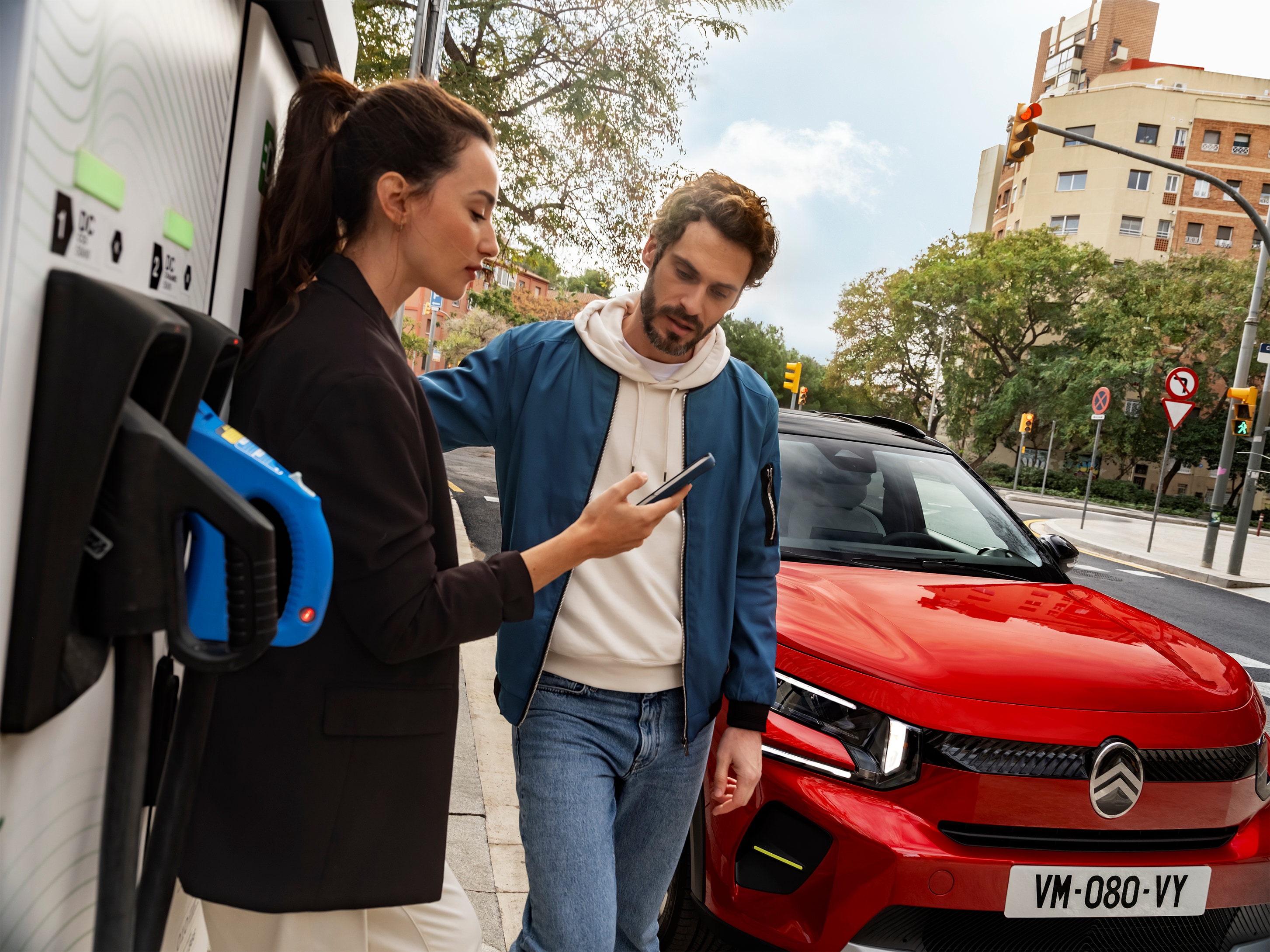 Street charging view of Citroën C3 SUV with people preparing fast charge for convenient, efficient and affordable urban mobility.