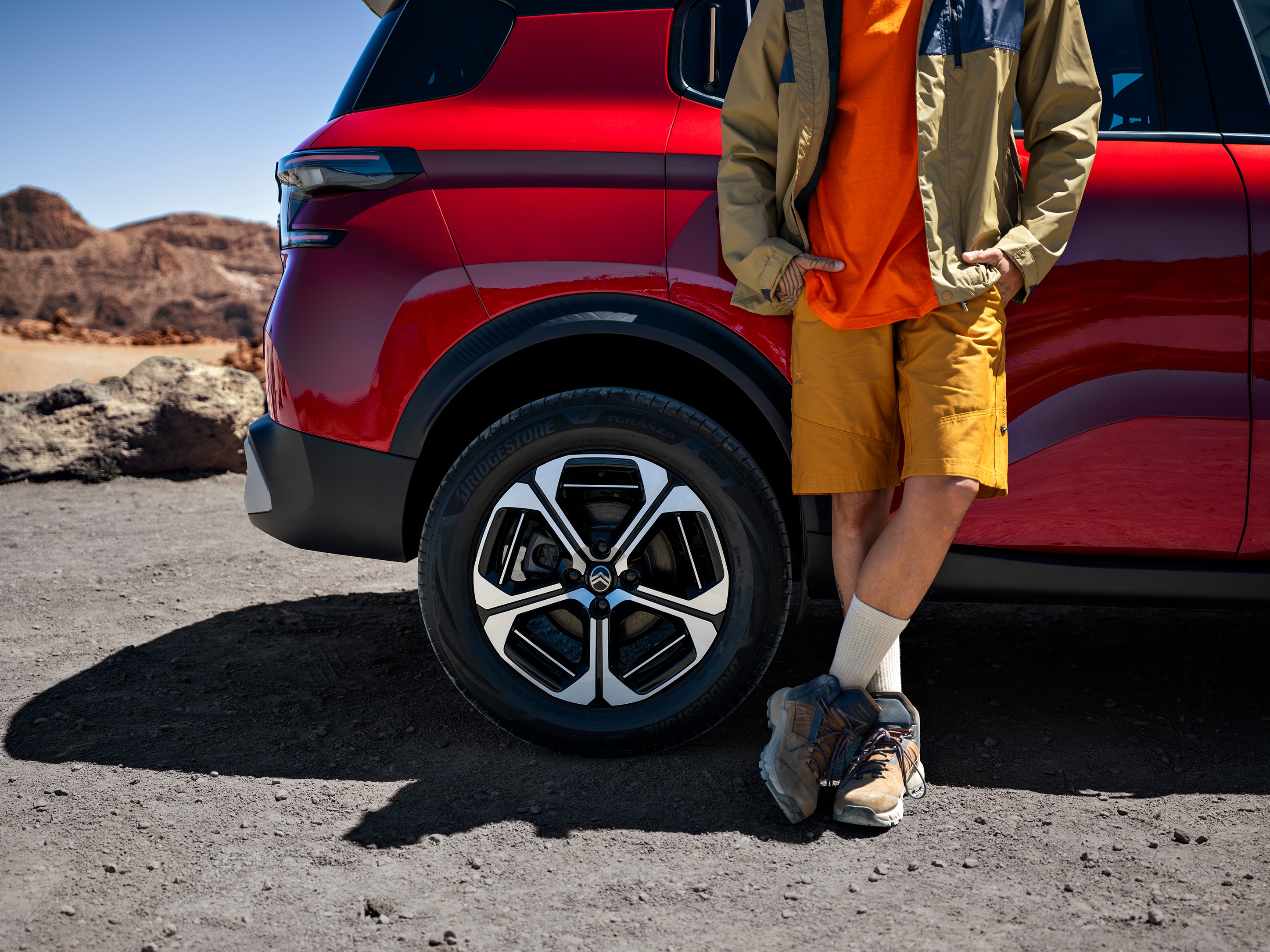Close‑up wheel view of Citroën ë-C3 Aircross SUV highlighting alloy wheel design for stylish, confident and affordable outdoor mobility.