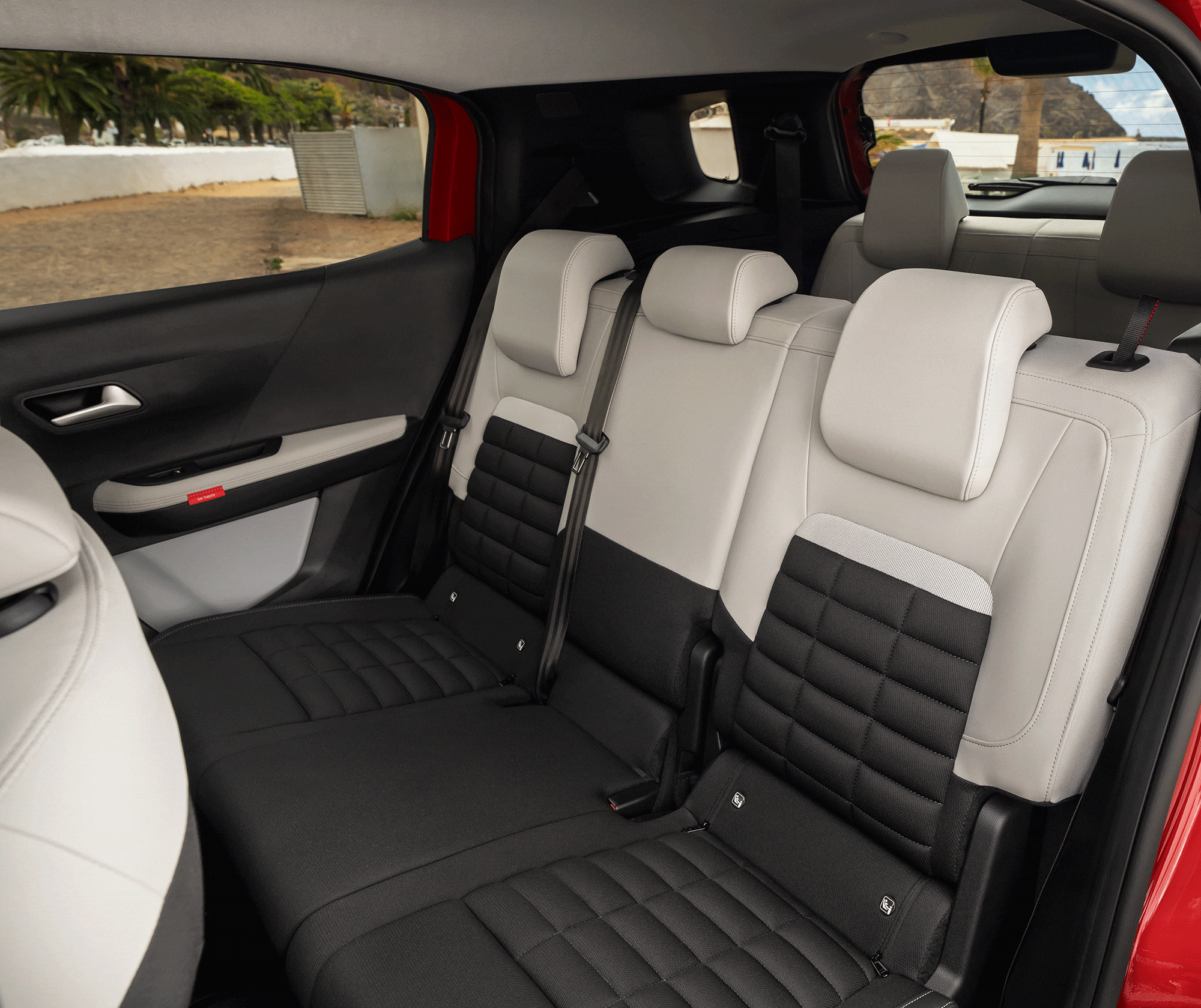 Interior feature GIF of Citroën ë-C3 Aircross SUV showcasing practical modular storage solutions for versatile, convenient and affordable everyday mobility.