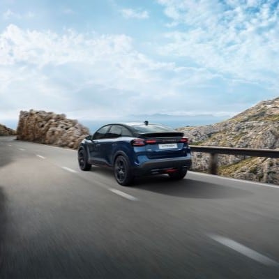 Three‑quarter front view ë‑C4 highlighting electric design, comfort, efficiency and technology for a premium modern presence