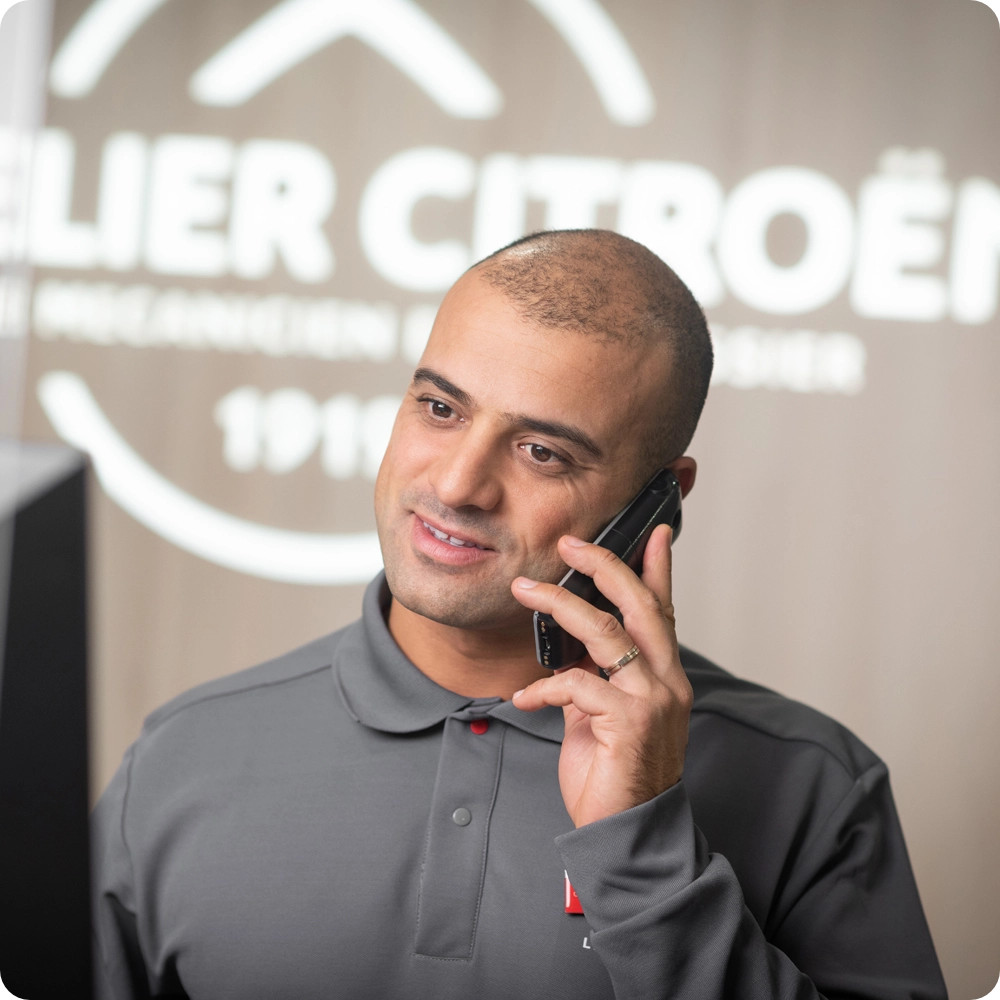 Service advisor at a Citroën workshop, highlighting preventive maintenance services and professional support for Citroën ë-C3 Van owners.
