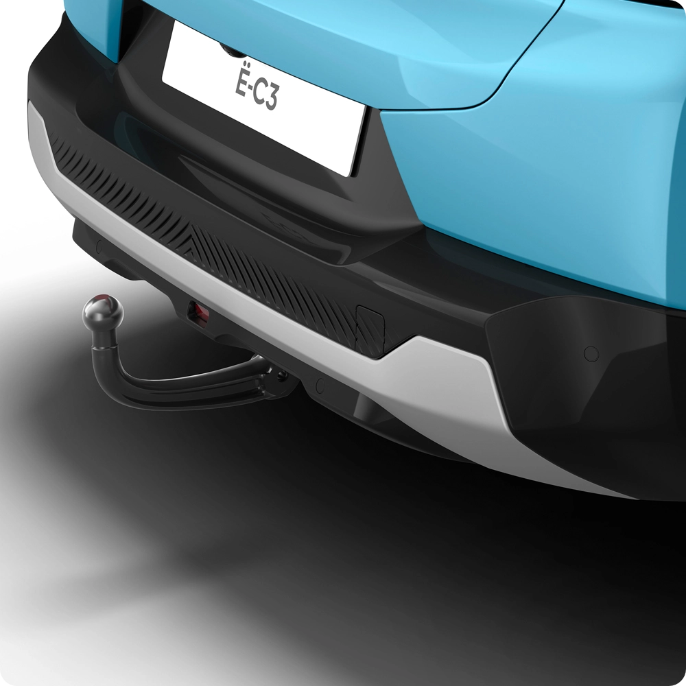 Rear bumper view of the Citroën ë-C3 Van equipped with a trailer hitch, highlighting increased towing capability and practical utility.