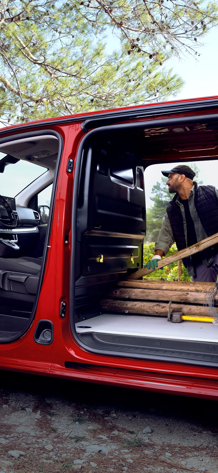 Side open-door view Citroën ë-Dispatch electric van low height access for professionals, smart EV alternative