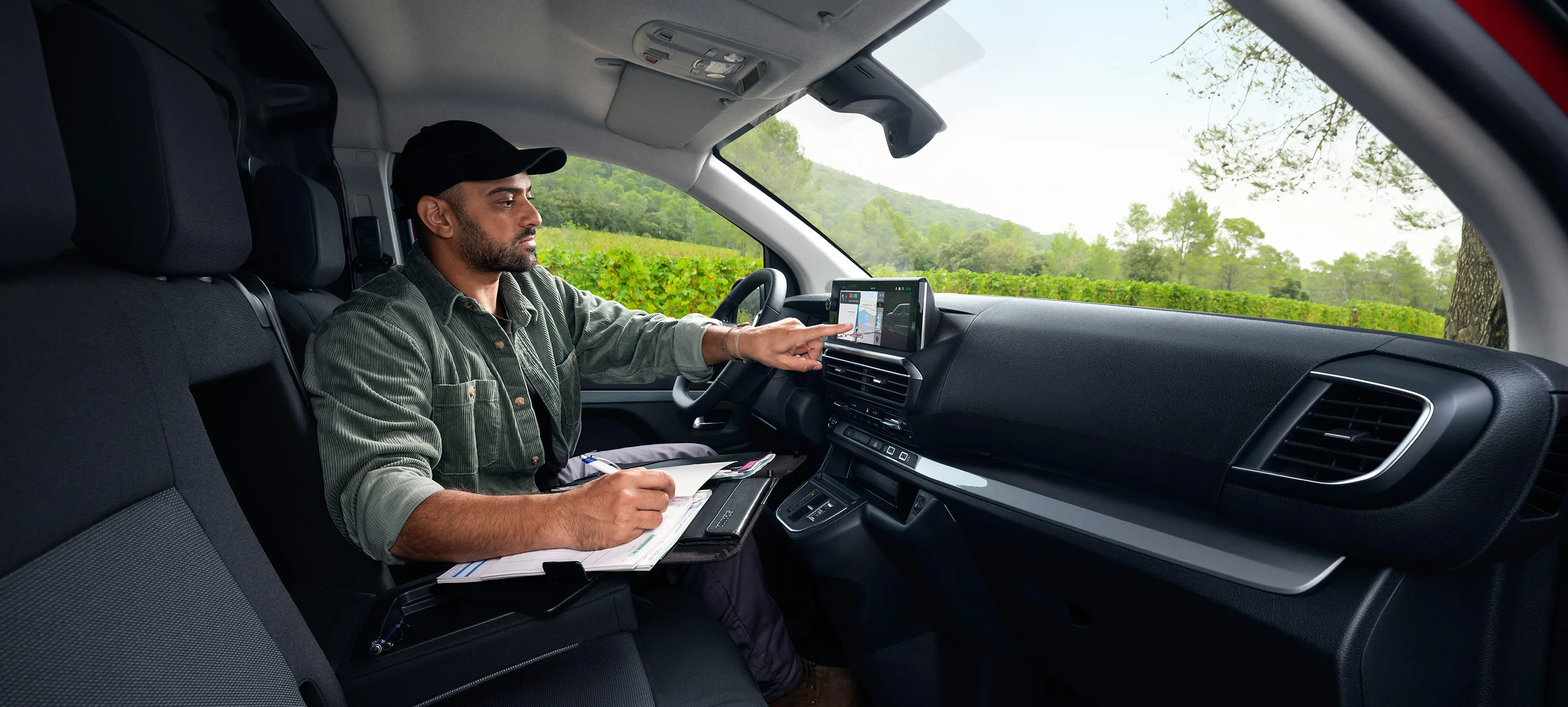 Interior dashboard view Citroën ë-Dispatch electric van 10-inch digital screens for connected driving, smart EV alternative