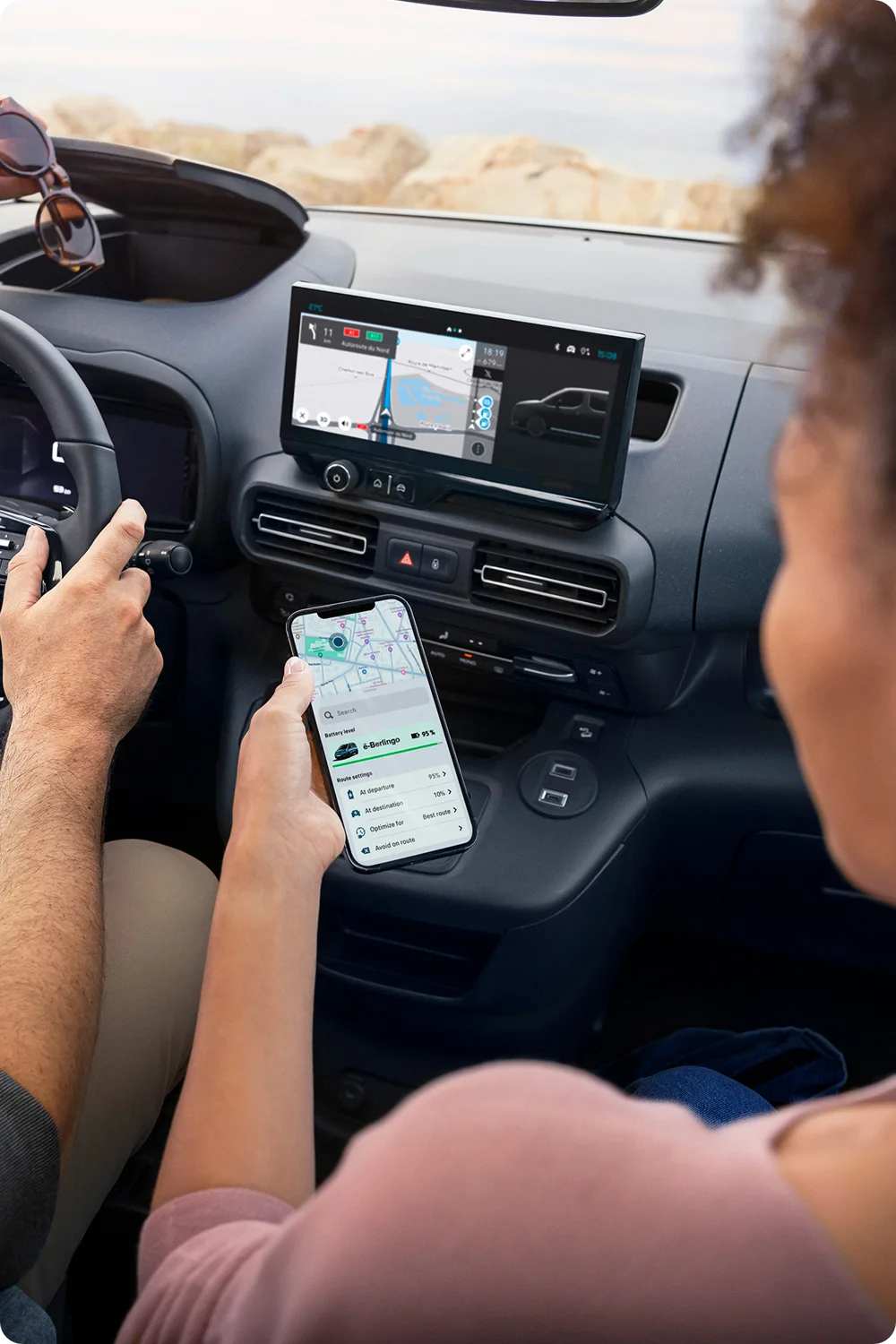 Front interior view ë-Berlingo showing onboard technology, connectivity, safety and enhanced modern driving comfort