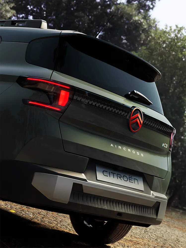 Driver cockpit view Citroën ëC3 Aircross shows Head-Up Display, touchscreen infotainment, family SUV connectivity
