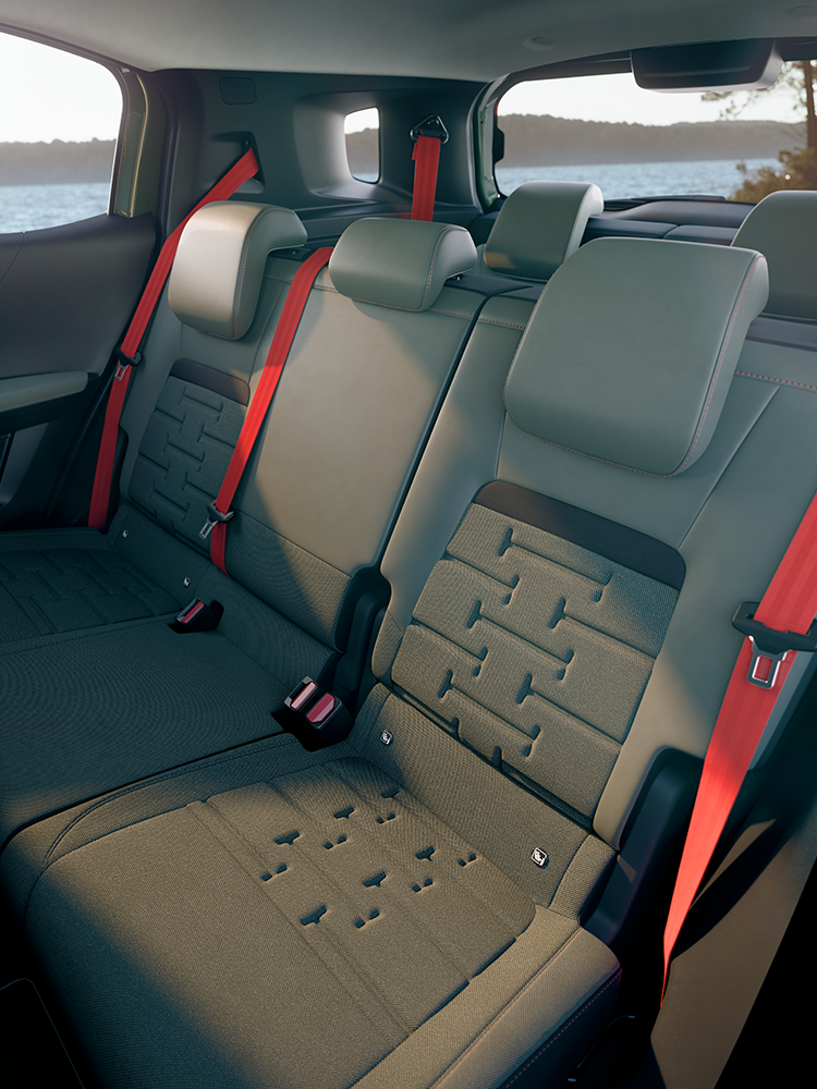 Rear seat view Citroën ëC3 Aircross shows Advanced Comfort seats, spacious cabin for family SUV passengers