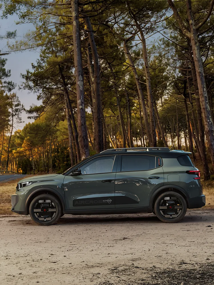 Side profile view Citroën ëC3 Aircross SUV shows Advanced Comfort, LED signature, family SUV with spacious design