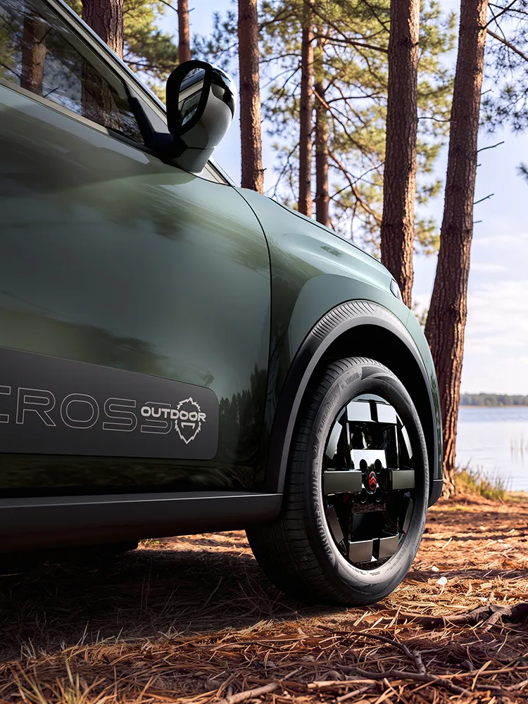 Close-up side view Citroën ëC3 Aircross SUV shows outdoor wheel design, Advanced Comfort, family SUV adventure