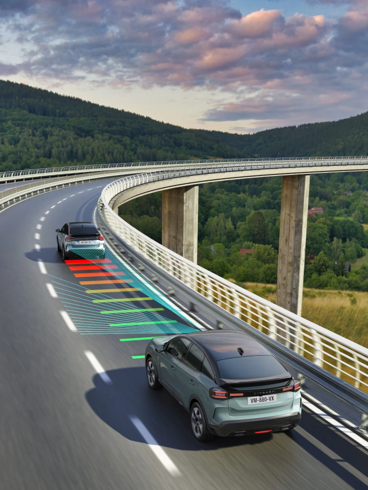 Rear view ë-C4 with Drive Assist Level 2 highlighting safety, technology and lane positioning for a semi‑autonomous drive