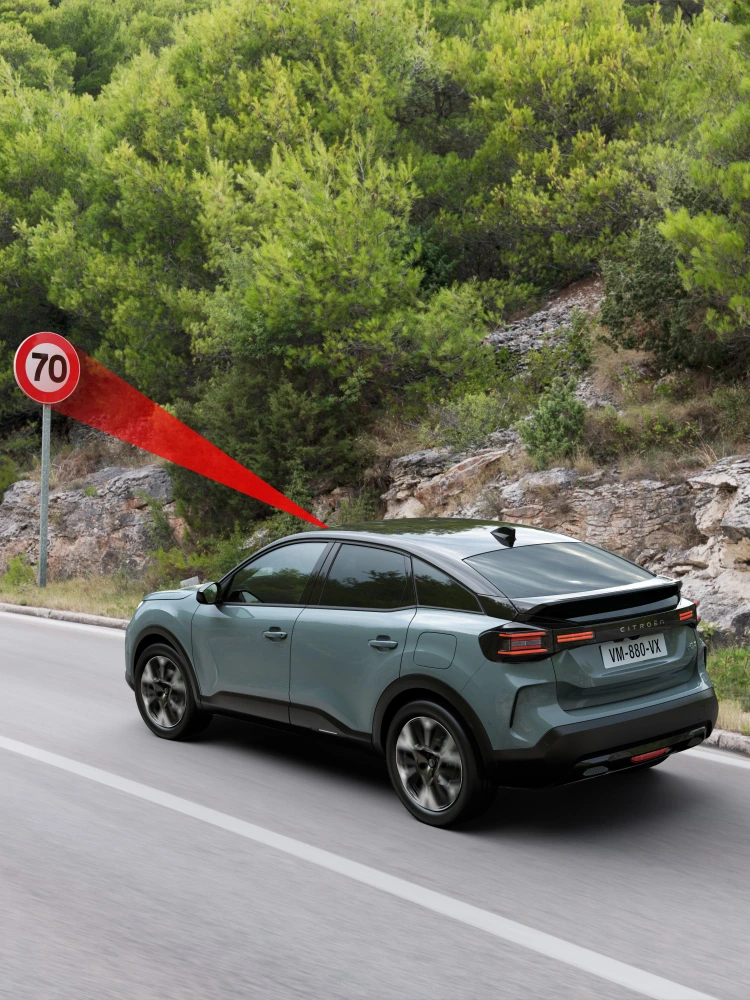 Side view ë-C4 with Traffic Sign Recognition highlighting safety, technology and visibility for a premium safer drive