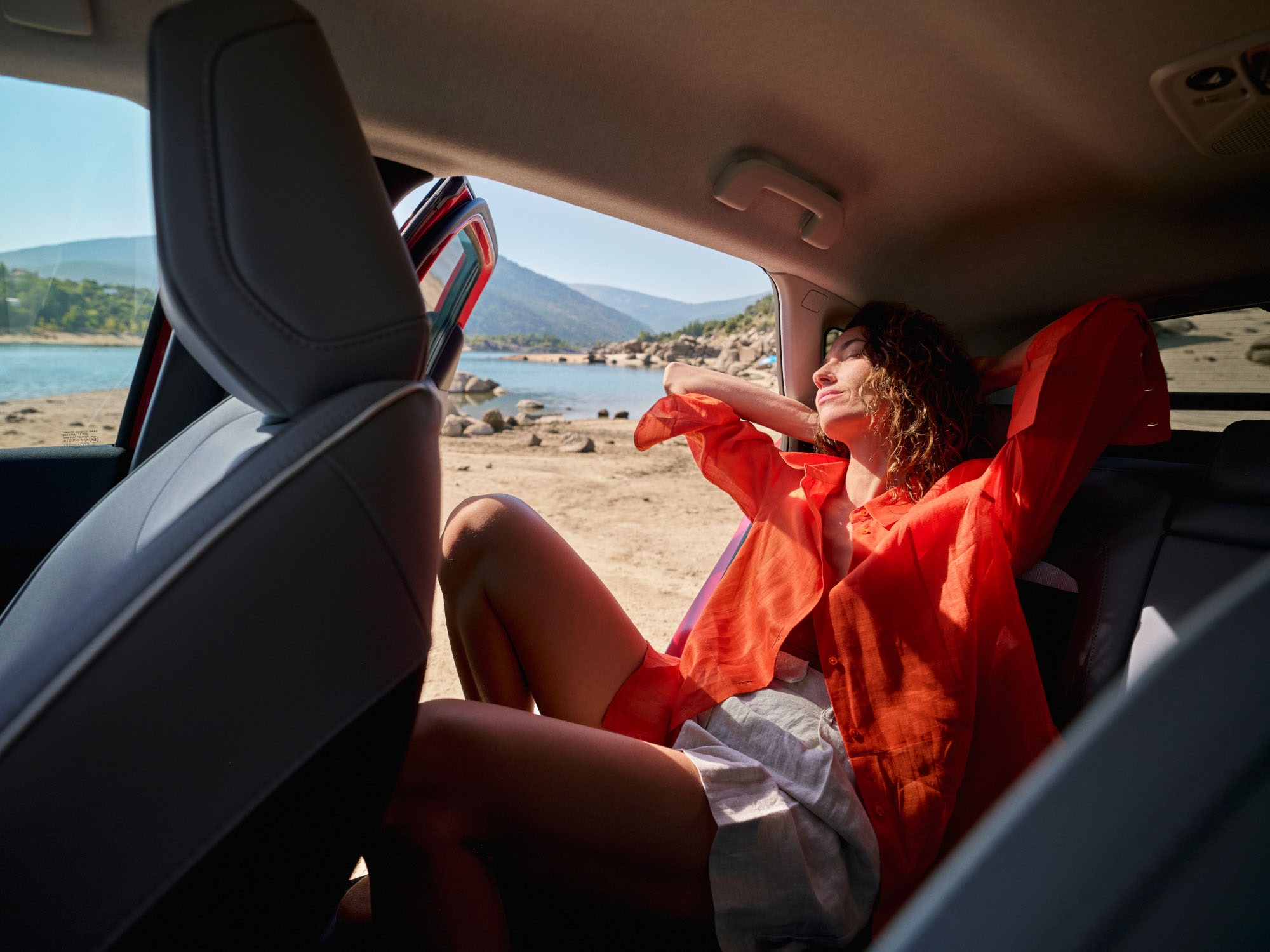 Rear interior view ë-C4 highlighting spacious comfort, relaxation, serenity and design for a premium peaceful outdoor moment