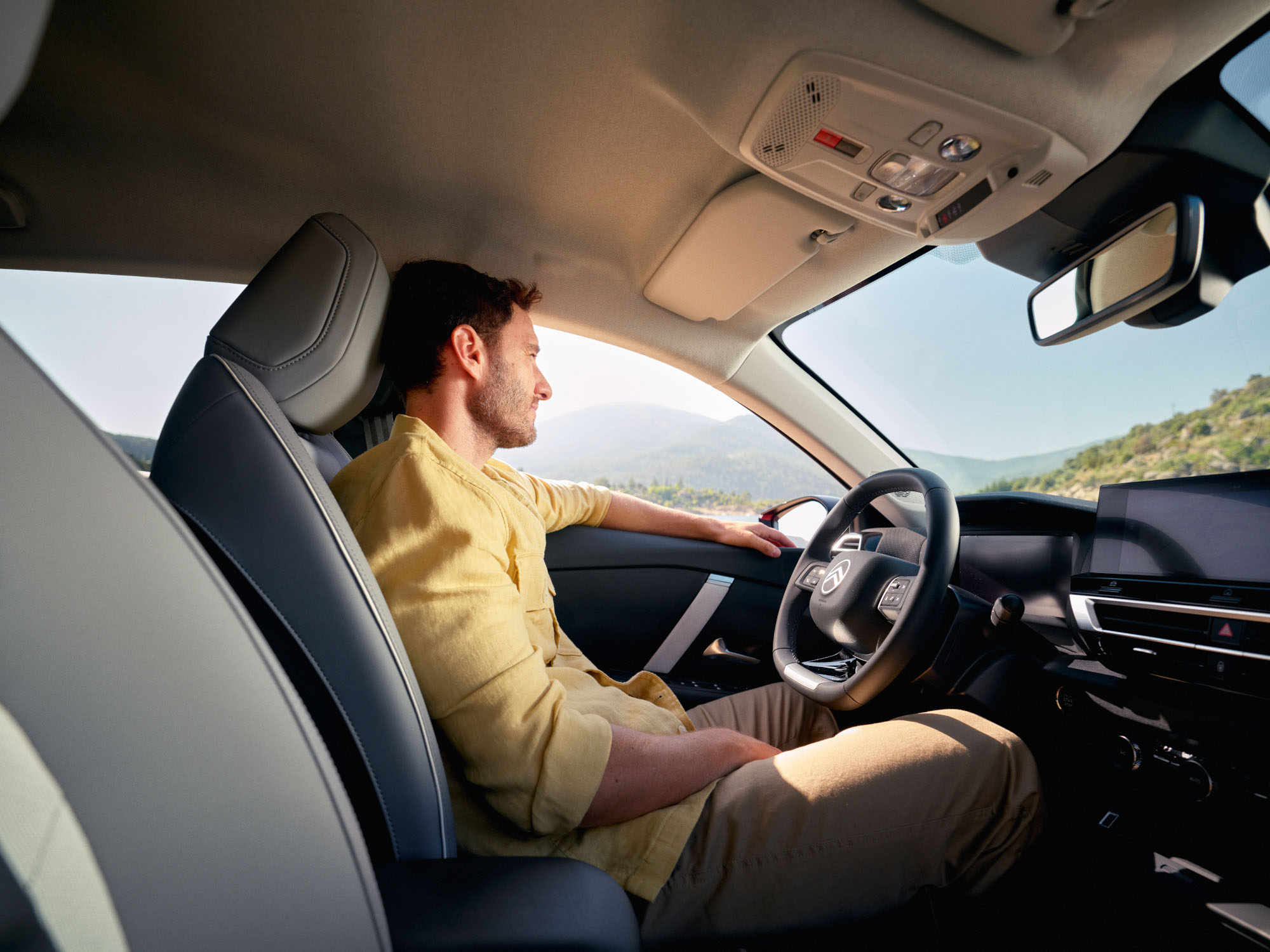 Front interior view ë-C4 highlighting relaxed comfort, space, brightness and design for a premium peaceful scenic moment