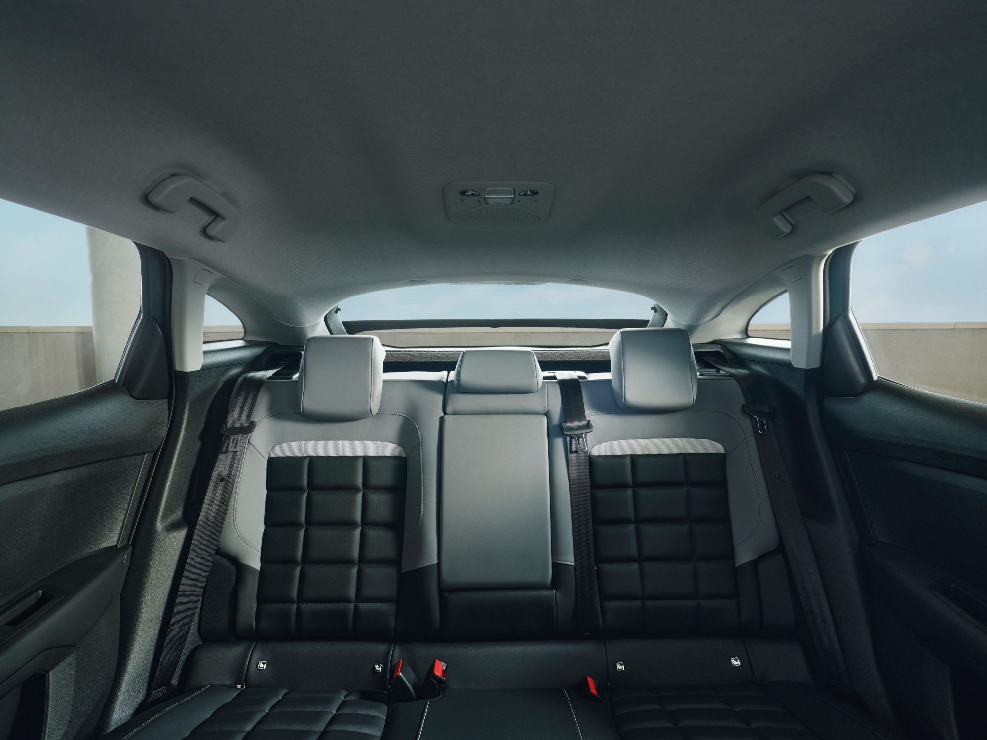 Front interior view ë-C4 highlighting spacious comfort, premium seats, brightness and design for a serene modern cabin