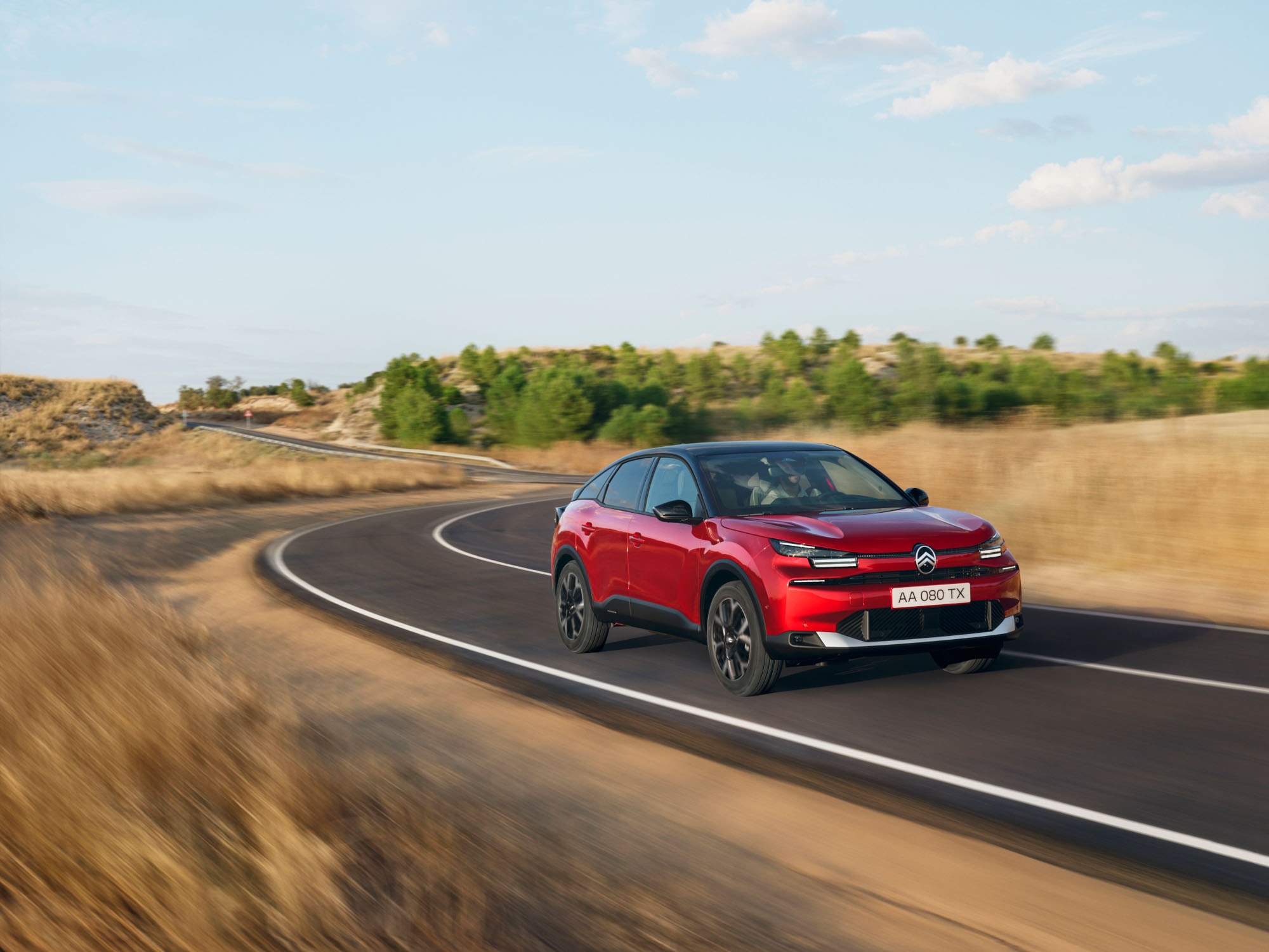 Three‑quarter front view Elixir Red ë-C4 showcasing dynamic design, safety and robustness for an inspiring road presence