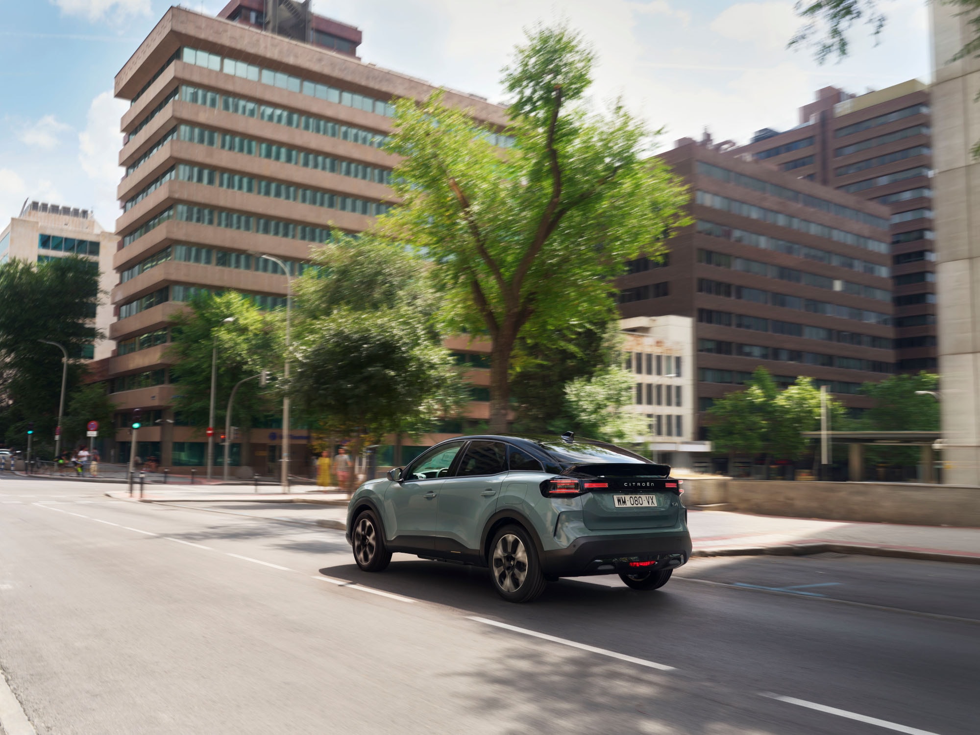 Three‑quarter rear view ë-C4 highlighting stylish design, safety, aerodynamics and comfort for a premium fluid urban presence