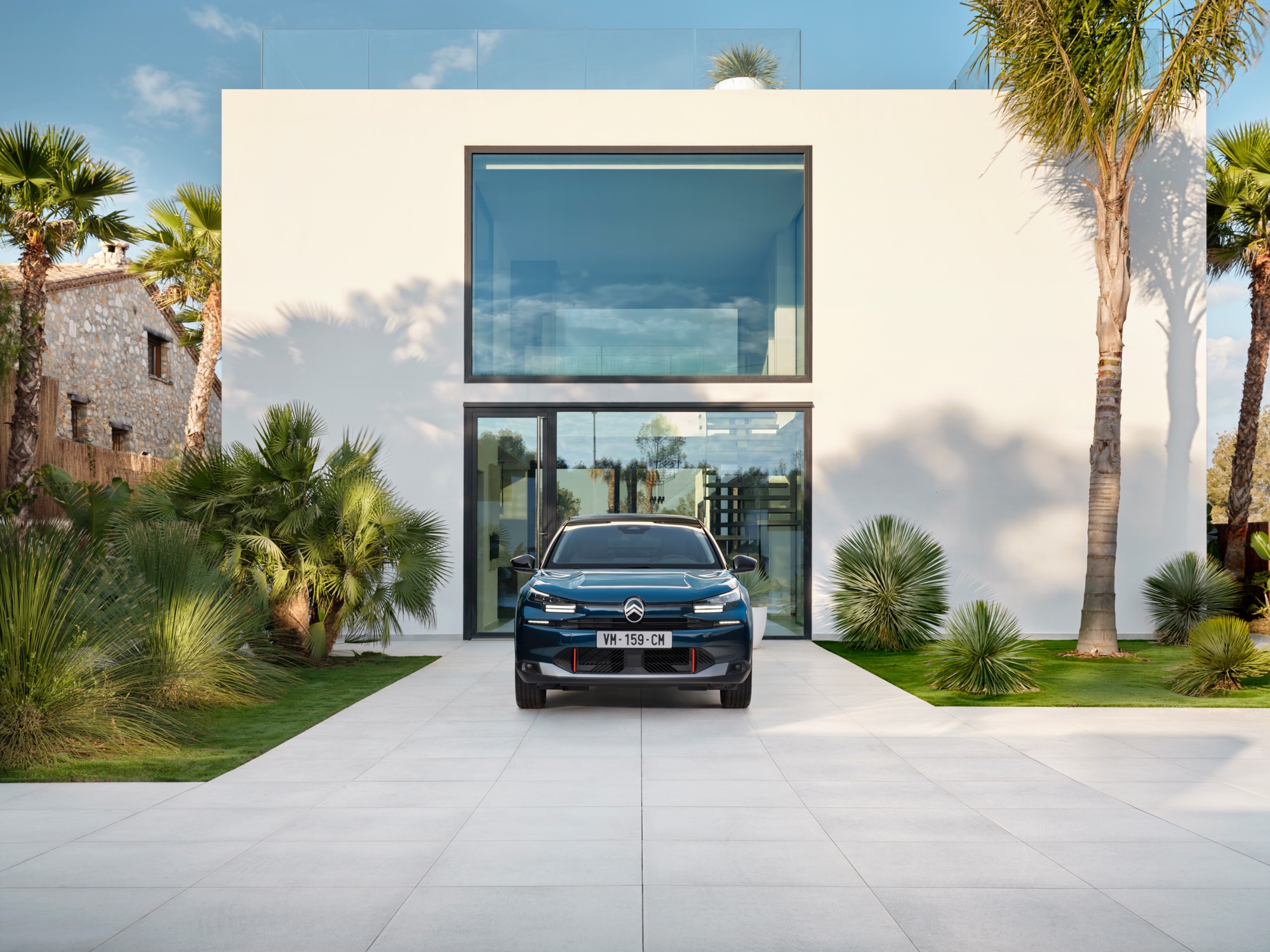 Front view Bleu Eclipse ë-C4 highlighting stylish design, safety and aerodynamics for a premium modern architectural presence
