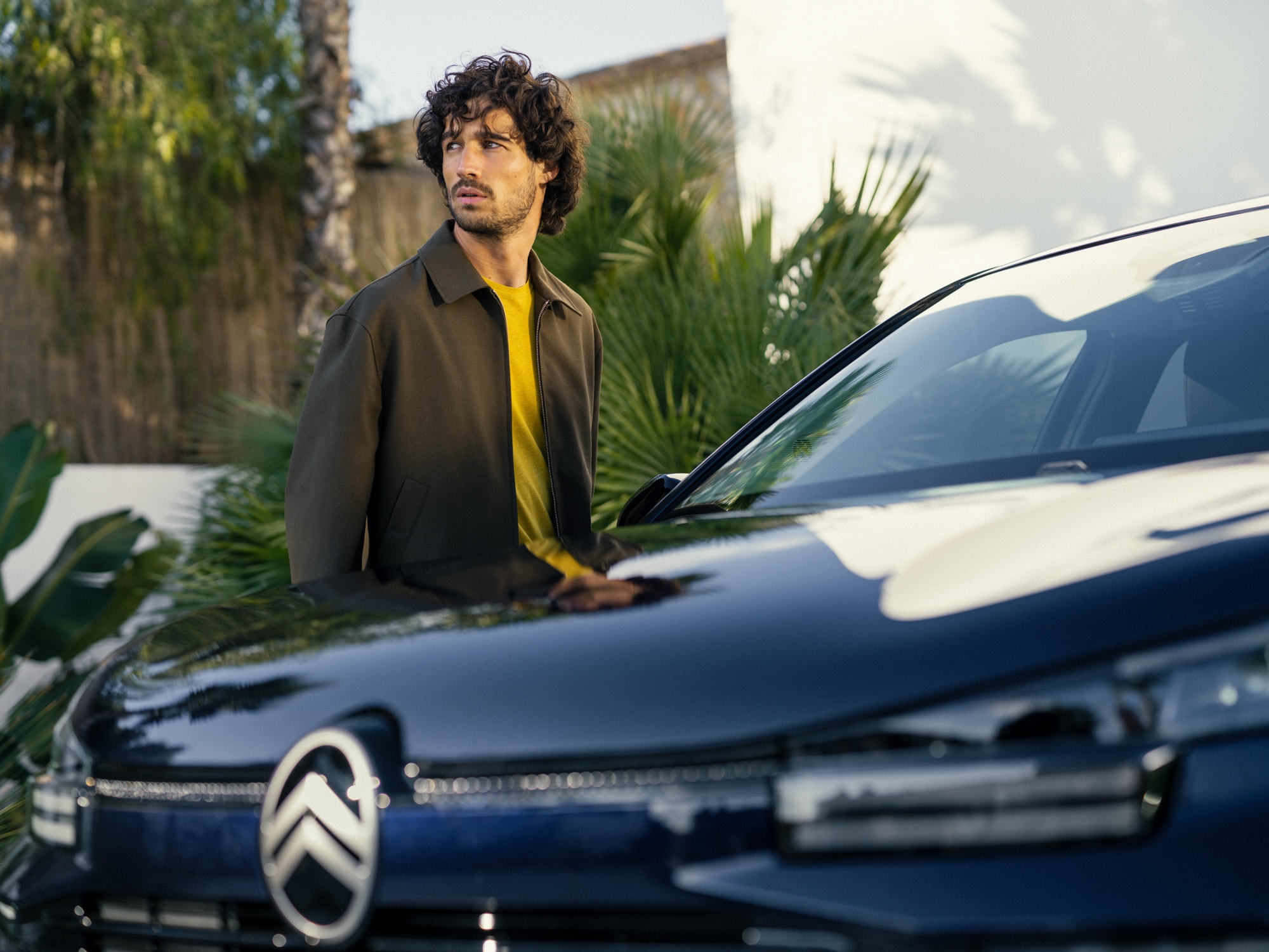 Front detail view ë-C4 highlighting stylish design, safety and aerodynamics for a premium modern outdoor presence