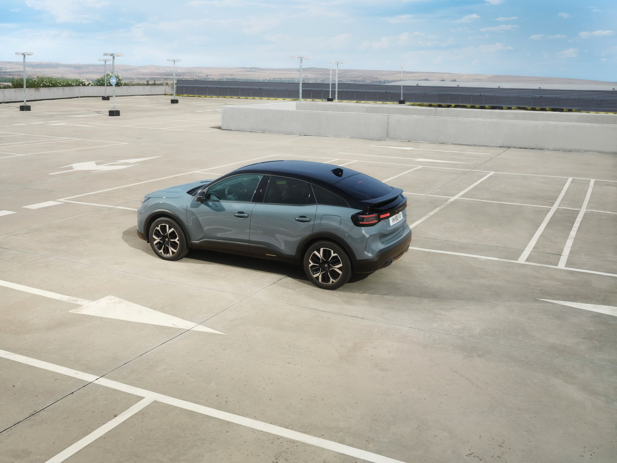 Three‑quarter rear view ë-C4 highlighting stylish design, safety, aerodynamics and comfort for a premium urban presence