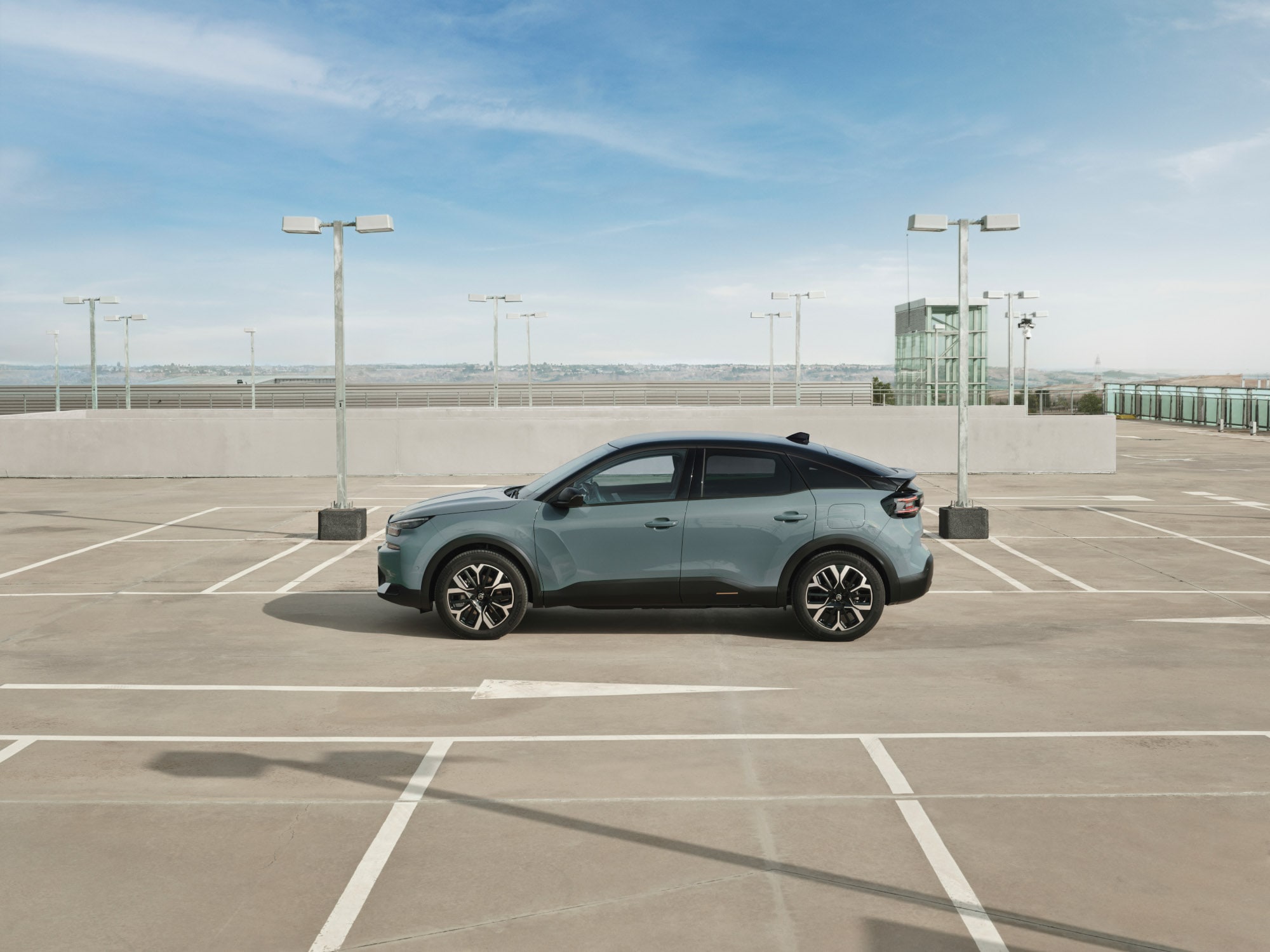 Side view Manhattan Green ë-C4 highlighting stylish design, safety, aerodynamics and comfort for a premium open‑space presence