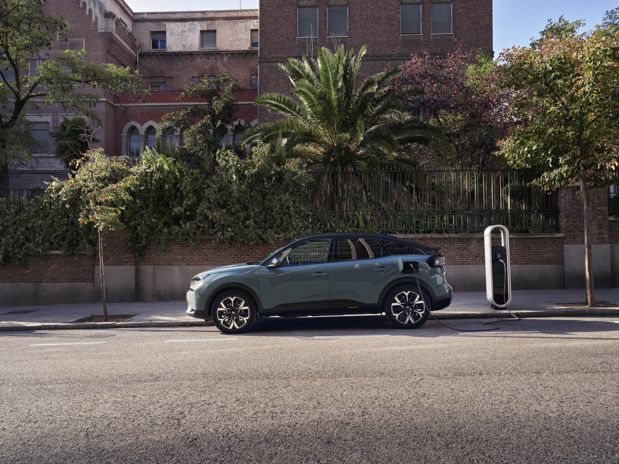 Side view ë-C4 highlighting stylish design, safety, efficiency and comfort for a premium urban charging experience