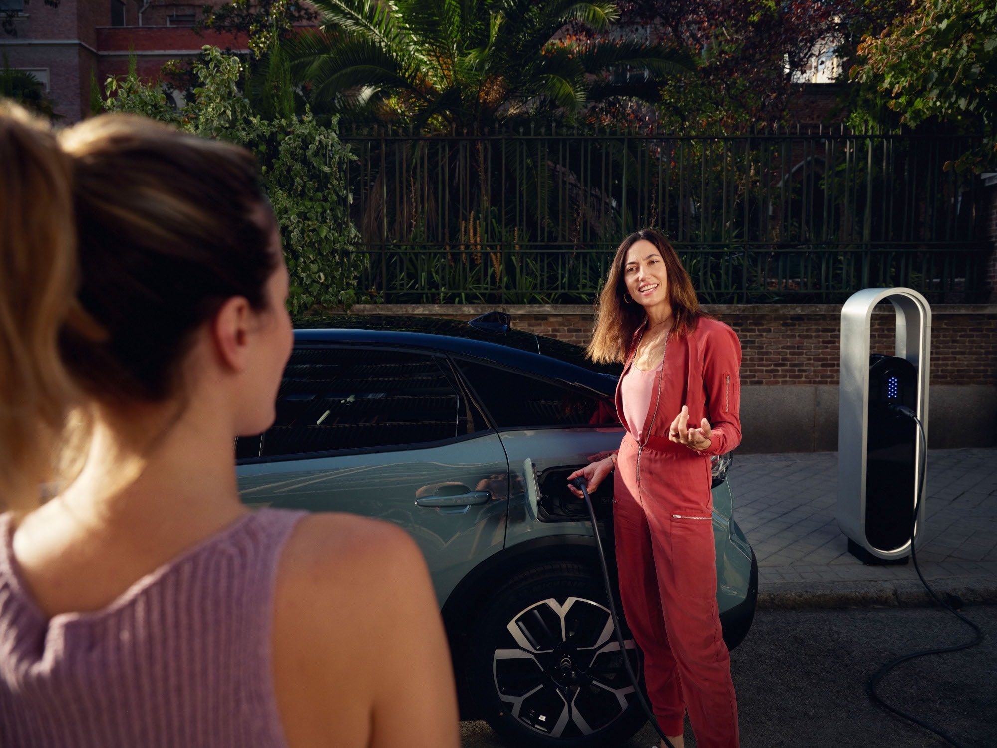 Rear‑side view ë-C4 highlighting effortless charging, efficiency, comfort and design for a premium warm urban moment