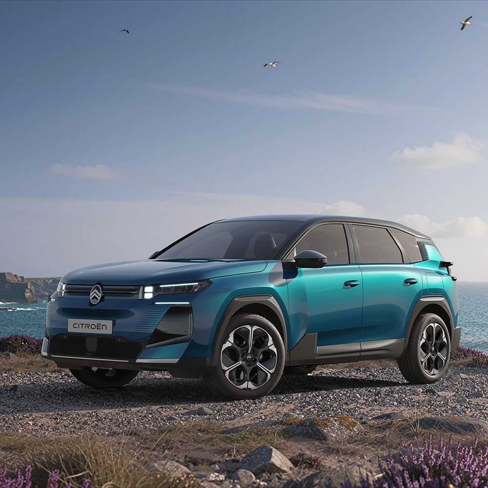 Front three-quarter view Citroën C5 Aircross Emeraude Citroën LED signature and bold design, family SUV