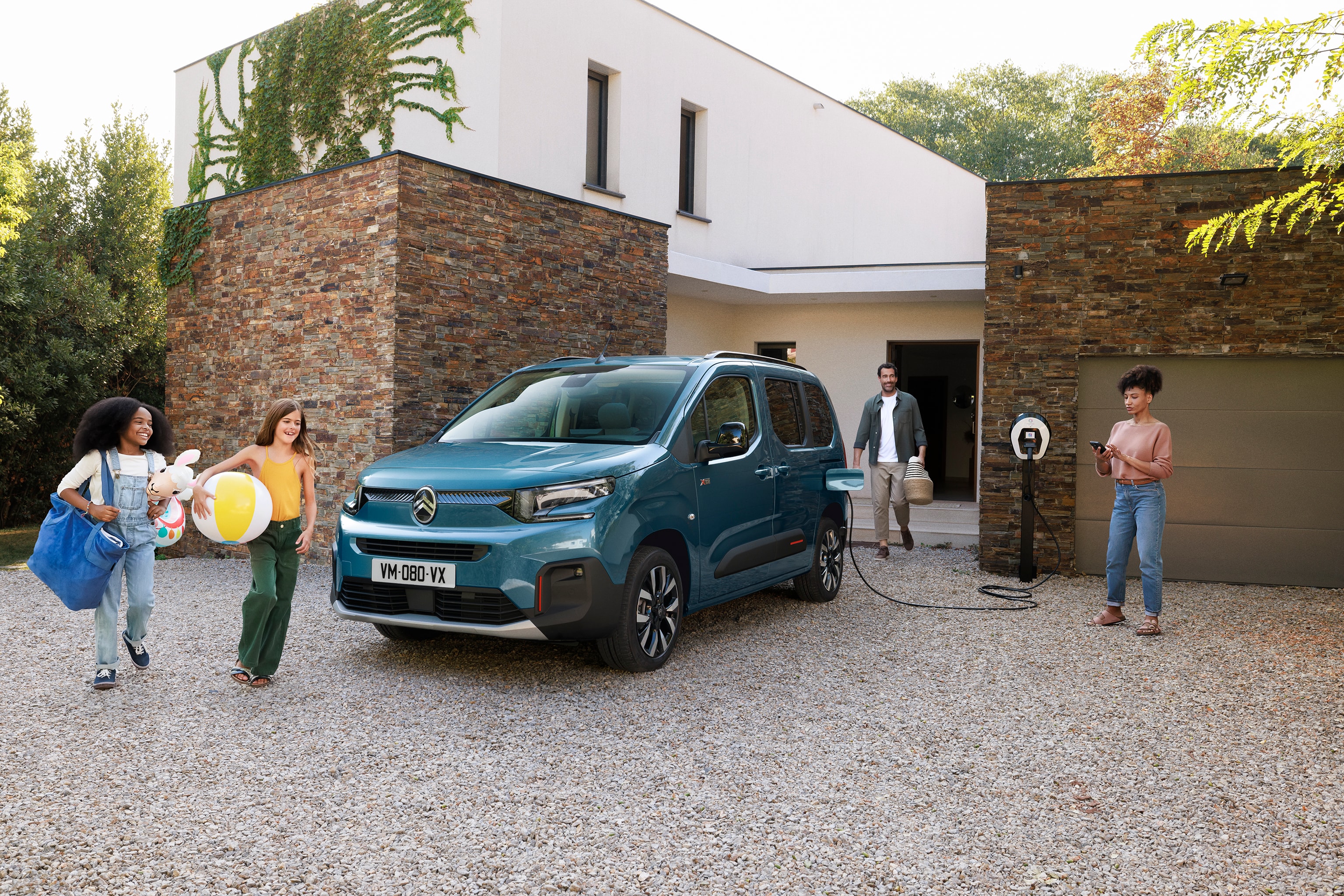 ë-Berlingo charging in front of a house