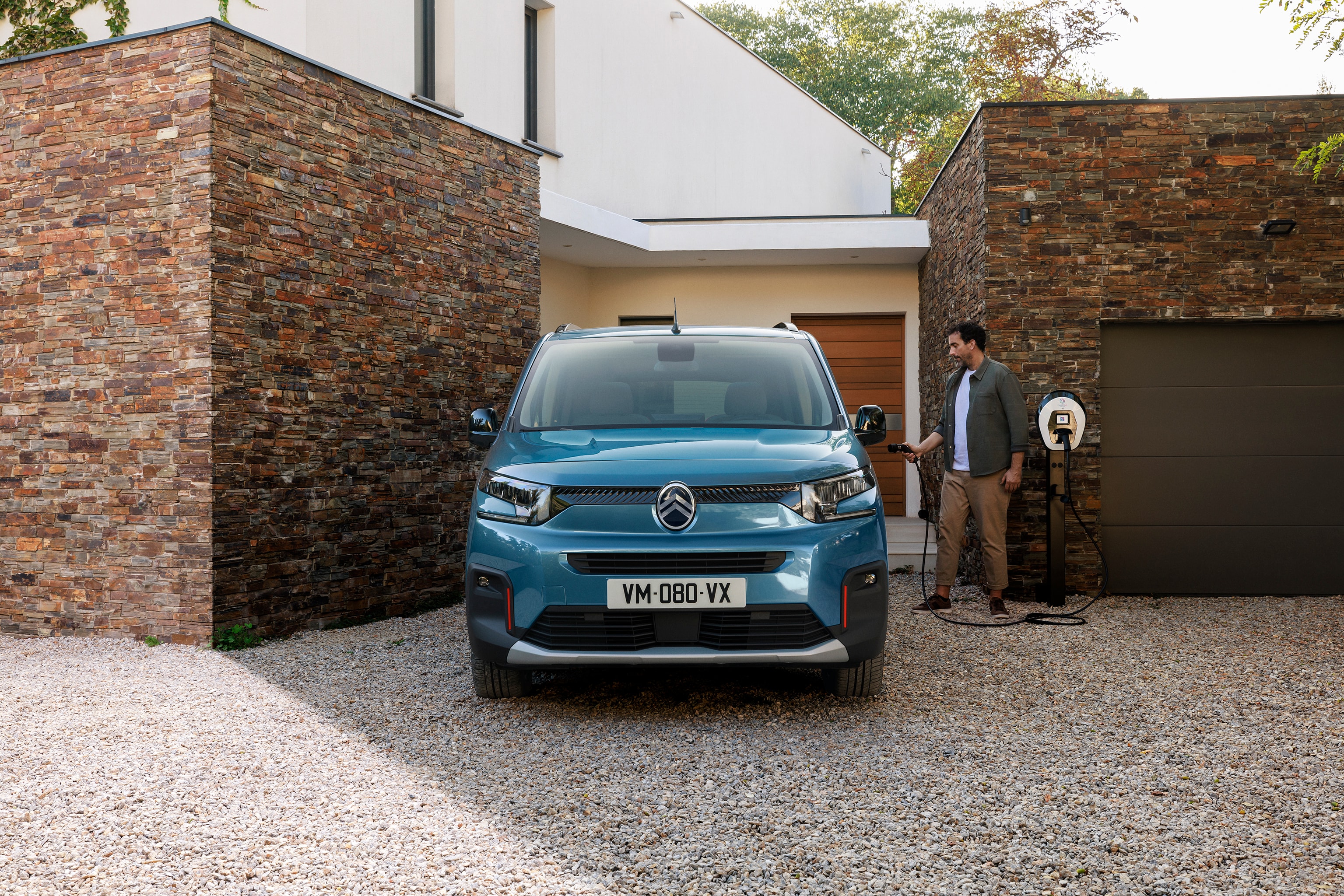 Man charging ë-Berlingo