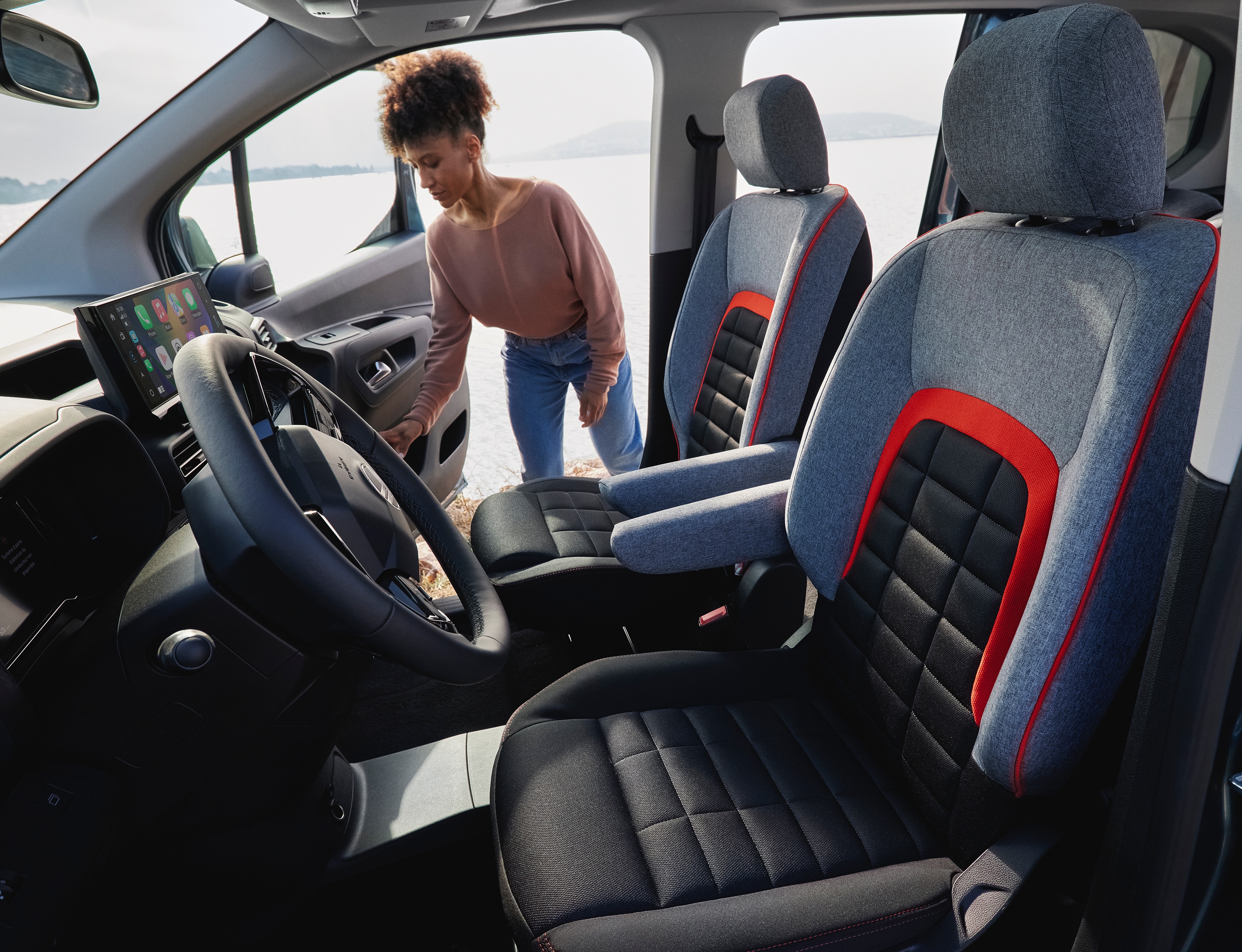 ë-Berlingo front seats view