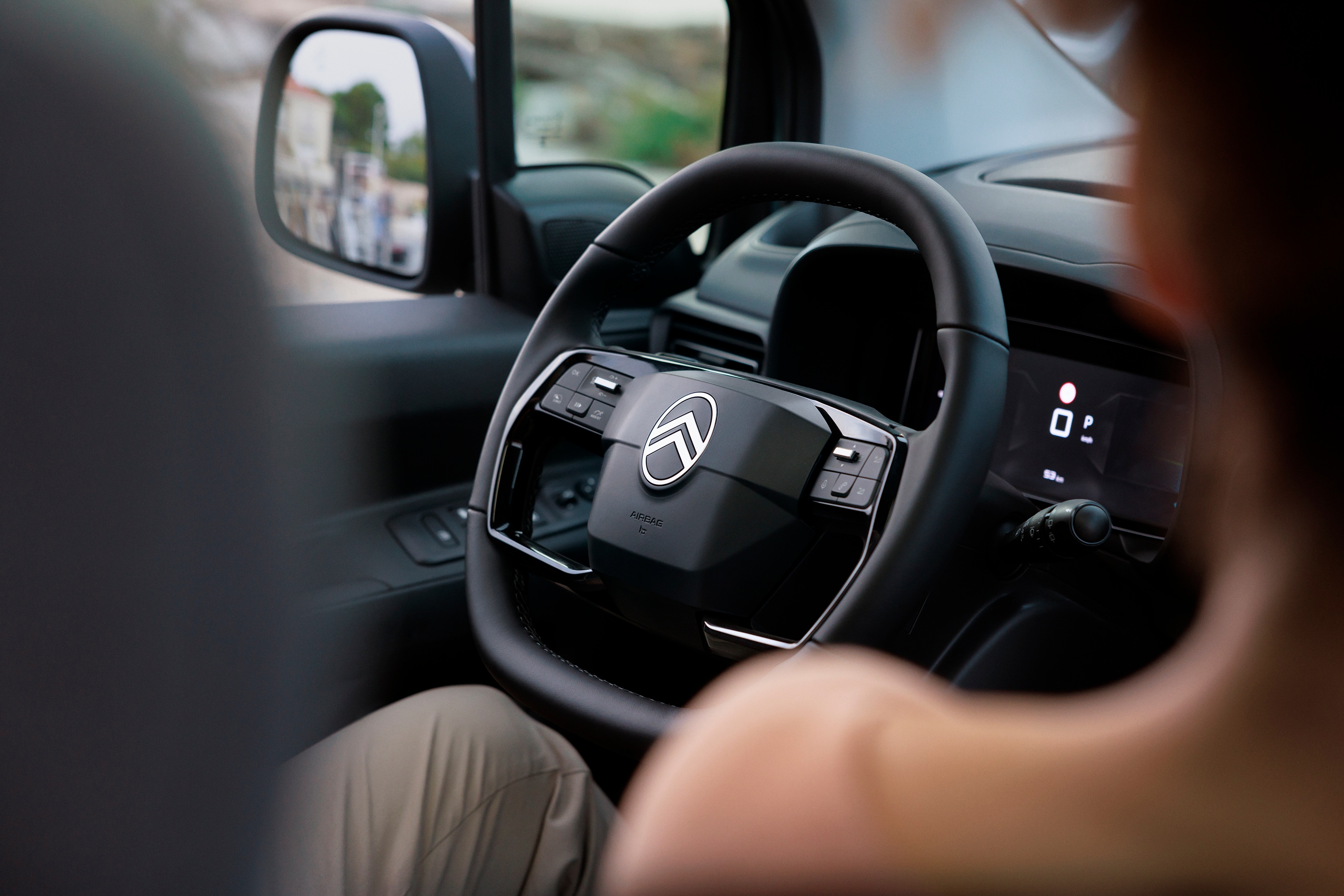 ë-Berlingo steering wheel details