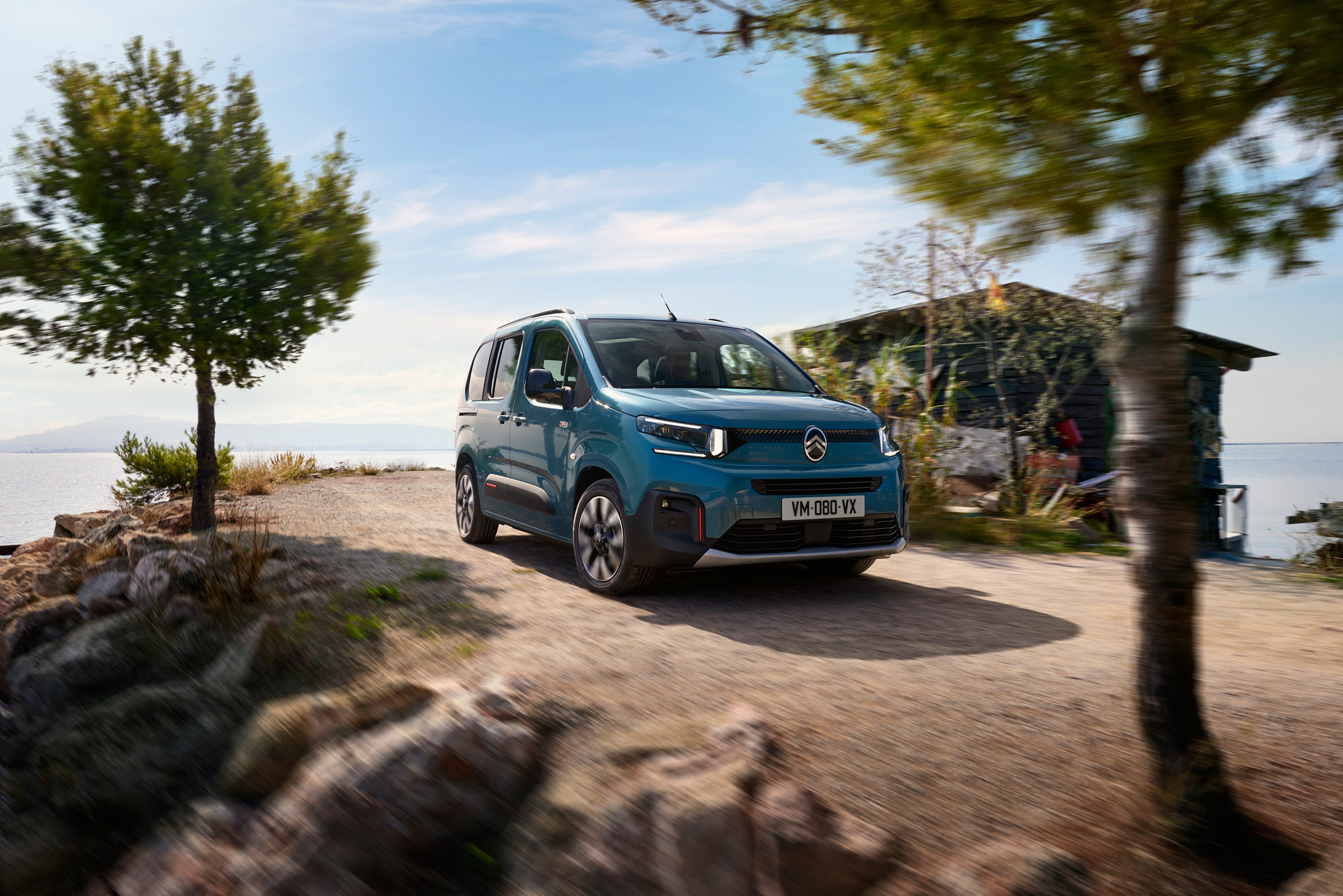 ë-Berlingo parked in the wild next to the sea