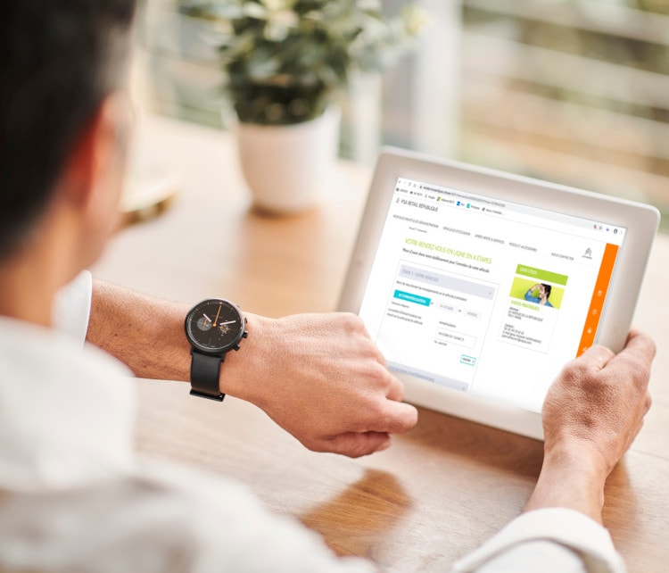 Man booking Citroën appointment on tablet
